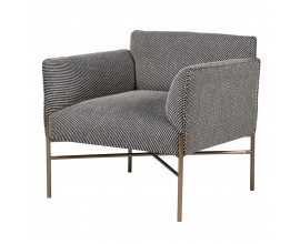 Luxusní moderní šedé čalouněné hranaté křeslo Alana s textilním potahem s diagonálním tkaním v bílé a černé barvě se štíhlými nožičkami z kovu ve zlaté barvě