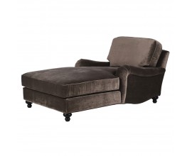 Luxusní vintage glamour lenoška Ingren s čalouněním a potahem ze sametu v šedém odstínu taupě s nízkými bočními opěrkami a prodlouženým sedadlem s kulatými nožičkami v černé barvě s vyřezávaným profilem