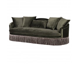 Luxusní klasická sedačka Roberta oválného tvaru s opěrkou s camelback designem s obloukem a polštáři s potahem ze sametu v olivově zelené barvě s ozdobnými šedými třásněmi ve spodní části