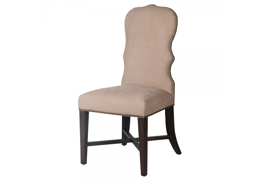 Luxusní zámecká kožená jídelní židle Tonnie s tmavou hnědou dřevěnou podstavou s křížovou spojnicí z masivního dřeva s potahem z pravé kůže v béžové barvě s tvarovanou vysokou opěrkou a vybíjením kovovými nýty