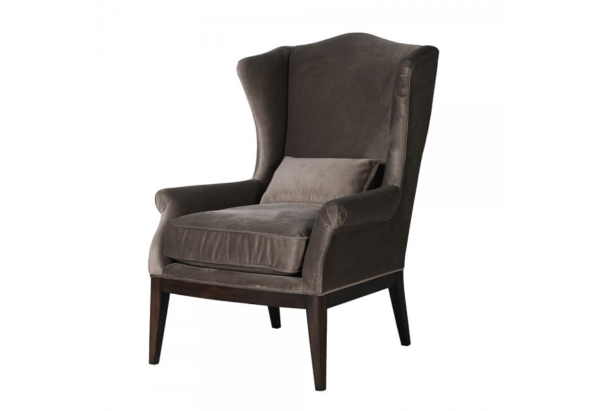 Luxusní vintage šedé křeslo Jude v taupu odstínu se sametovým potahem a polštářem s vysokou zádovou opěrkou s bočnicemi a podstavou se čtyřmi nohama ze dřeva v tmavém hnědém lakování