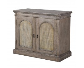 Luxusní venkovský masivní příborník Rickon se dvěma dvířky s ratanovým výpletem s klenutým obloukem ve vrchní části ze dřeva mindi se starožitnou povrchovou úpravou v hnědošedé barvě