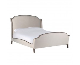 Luxusní vintage venkovská manželská postel Rickon s čalouněním s krémovým potahem ze lnu a bavlny s vyvýšenou patou a nožičkami s dřevěným rámem v hnědošedé barvě s přiznanou kresbou letokruhů