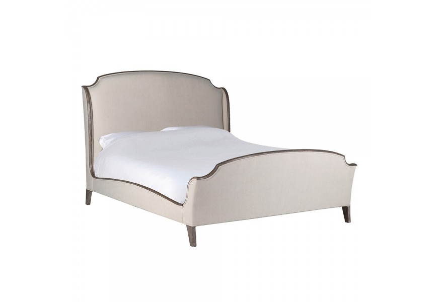 Luxusní vintage venkovská manželská postel Rickon s čalouněním s krémovým potahem ze lnu a bavlny s vyvýšenou patou a nožičkami s dřevěným rámem v hnědošedé barvě s přiznanou kresbou letokruhů