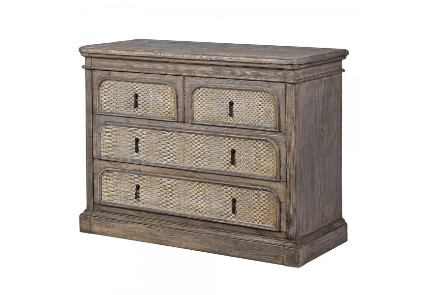 Luxusná masívna vidiecka komoda Rickon z masívneho recyklovaného dreva v hnedej farbe so sivou patinou a výraznou štruktúrou s dvomi širokými a dvomi úzkymi zásuvkami s čelom s ratanovým výpletom so starožitnou patinou