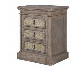 Luxusní vintage masivní noční stolek Rickon z recyklovaného dřeva v hnědošedé barvě s výraznou strukturou se třemi zásuvkami s ratanovým detailem v béžové barvě s černými kovovými úchyty ve tvaru slzy