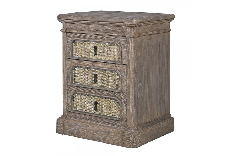 Luxusní vintage masivní noční stolek Rickon z recyklovaného dřeva v hnědošedé barvě s výraznou strukturou se třemi zásuvkami s ratanovým detailem v béžové barvě s černými kovovými úchyty ve tvaru slzy