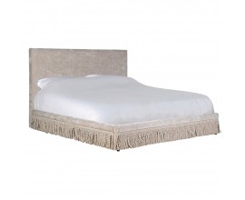 Luxusní designová nadrozměrná manželská postel Trist potažená textilií v béžové barvě s obdélníkovým čelem s dekorativními třásněmi
