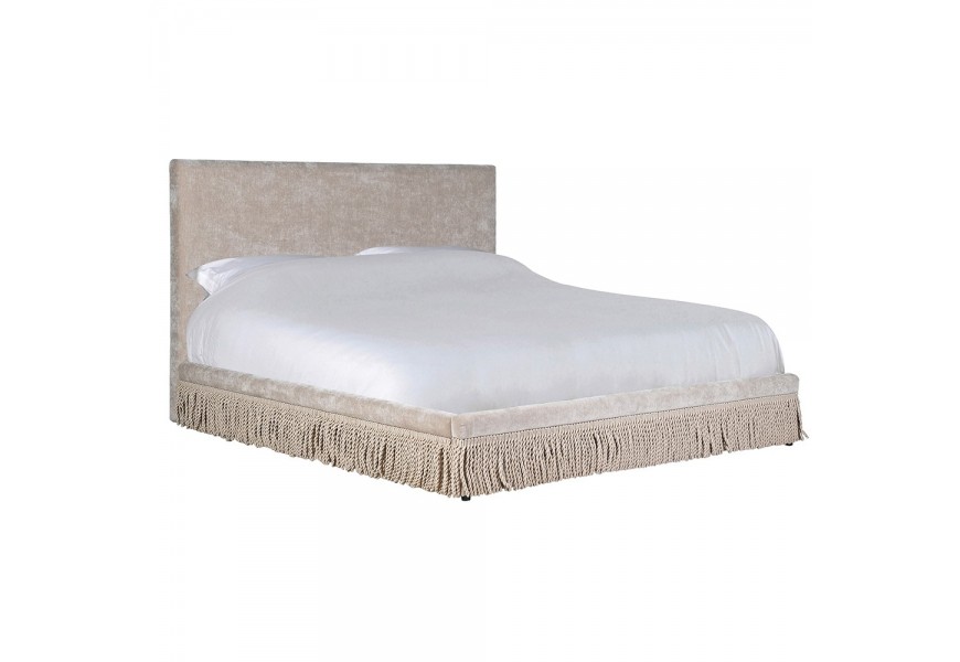 Luxusní designová nadrozměrná manželská postel Trist potažená textilií v béžové barvě s obdélníkovým čelem s dekorativními třásněmi