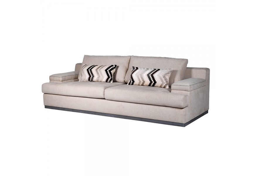 Luxusn&iacute; modern&iacute; tř&iacute;m&iacute;stn&aacute; sedačka Miranda s b&eacute;žov&yacute;m potahem a dvěma akcentov&yacute;mi pol&scaron;t&aacute;ři v zemit&yacute;ch t&oacute;nech 241 cm