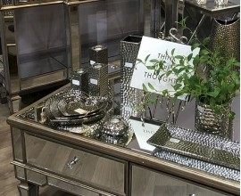 Kolekce luxusního zrcadlového nábytku Belfry