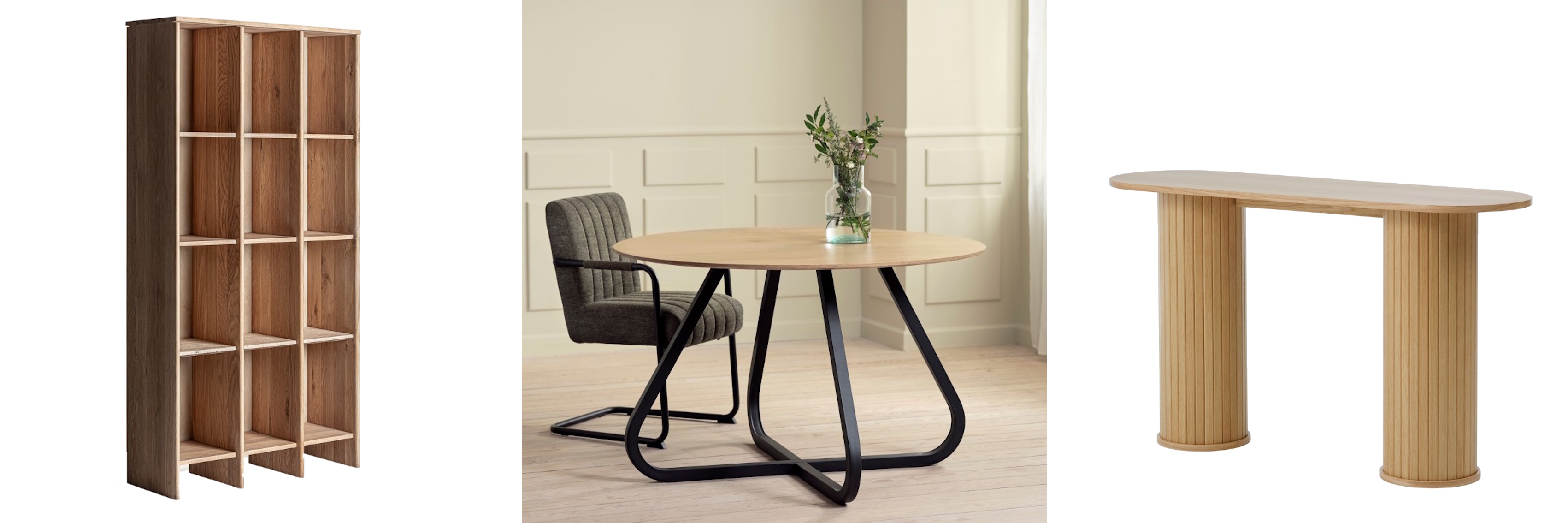 Luxusní dubový nábytek moderní knihovna Naria ve světle hnědé barvě a kulatý industriální jídelní stůl Holstebro v černou kovovou podstavou a retro konzolový stolek Bornholm s lamelovými nohama