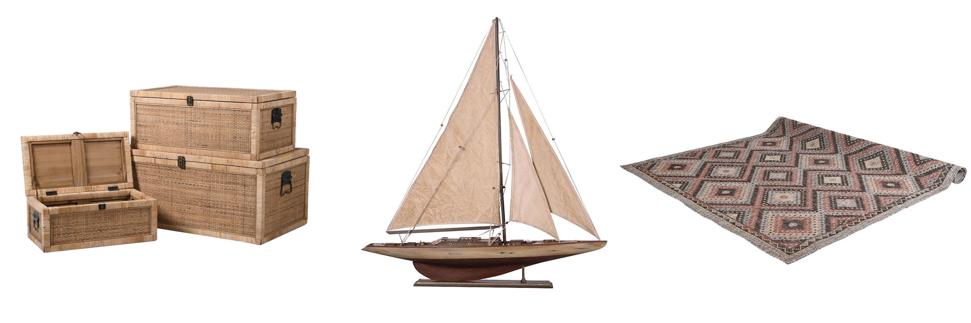Stylové doplňky v přírodních odstínech koloniální sada tří truhlic ze světlého přírodního ratanu a vintage plachetnice s dřevěným tělem a textilními plachtami a etno koberec nomad brown s geometrickým kosočtvercovým vzorem