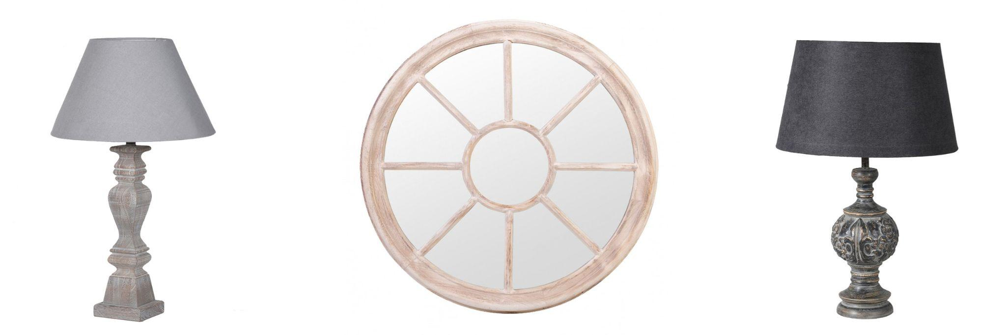 Designové doplňky ze dřeva paulownia vintage stolní lampa Manila v šedé barvě s patinou a kulaté nástěnné zrcadlo Rueda v přírodní hnědé barvě ve tvaru kola s vyřezávaná stolní lampa Omi se zdobením v klasickém stylu