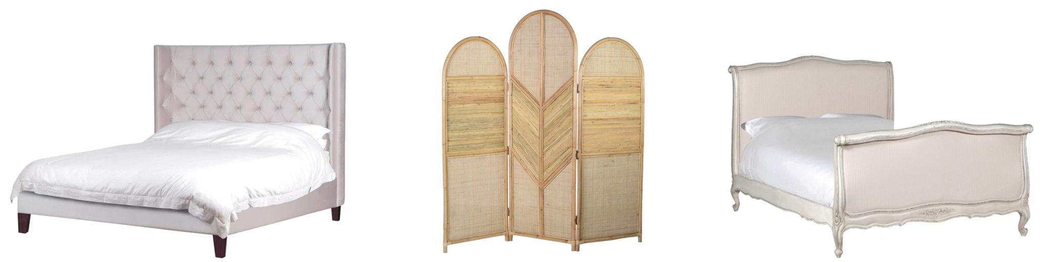 Designový ložnicový nábytek manželská postel Valerie se světlým šedým potahem s chesterfield prošíváním a ratanový paravan Ratana s designovým výpletem a manželská krémová postel Campa Blanca s vyřezávaným provensálským zdobením a textilním potahem