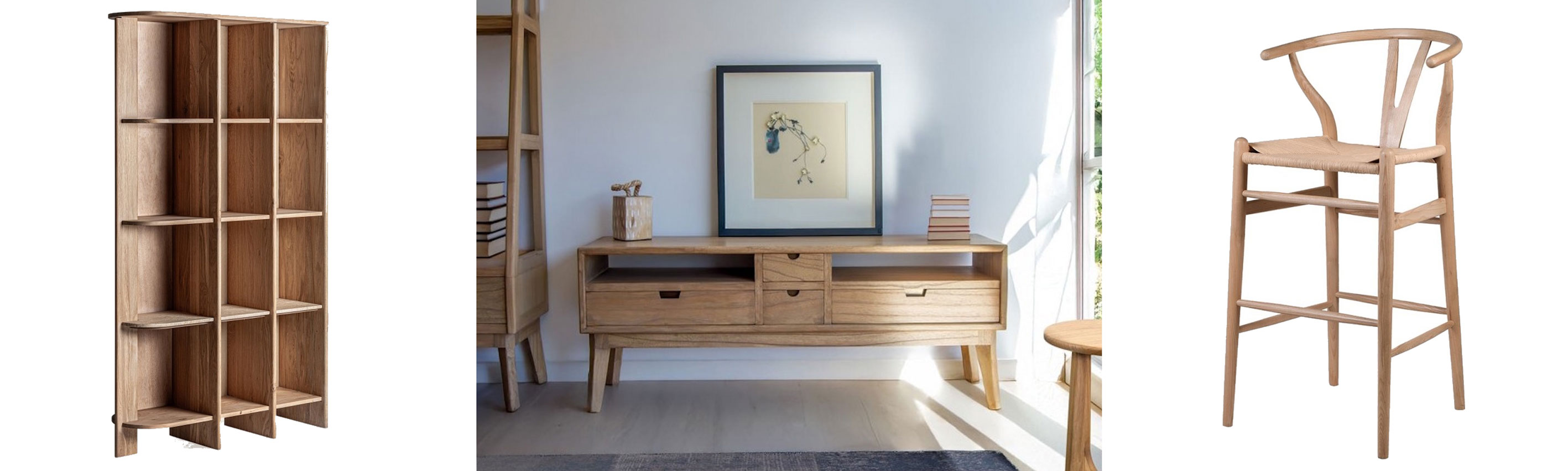 Luxusní skandinávský nábytek ve světlém dřevěném provedení designová luxusní knihovna Naria se zaoblenou policí a retro televizní stolek Bergen s úložným prostorem a barová židle Gaffelboen s opěrkou ve tvaru Y s wishbone designem
