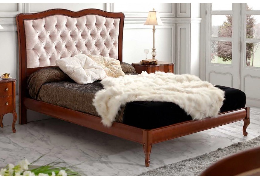 Luxusná klasická posteľ hnedej farby s bielym čalúnením