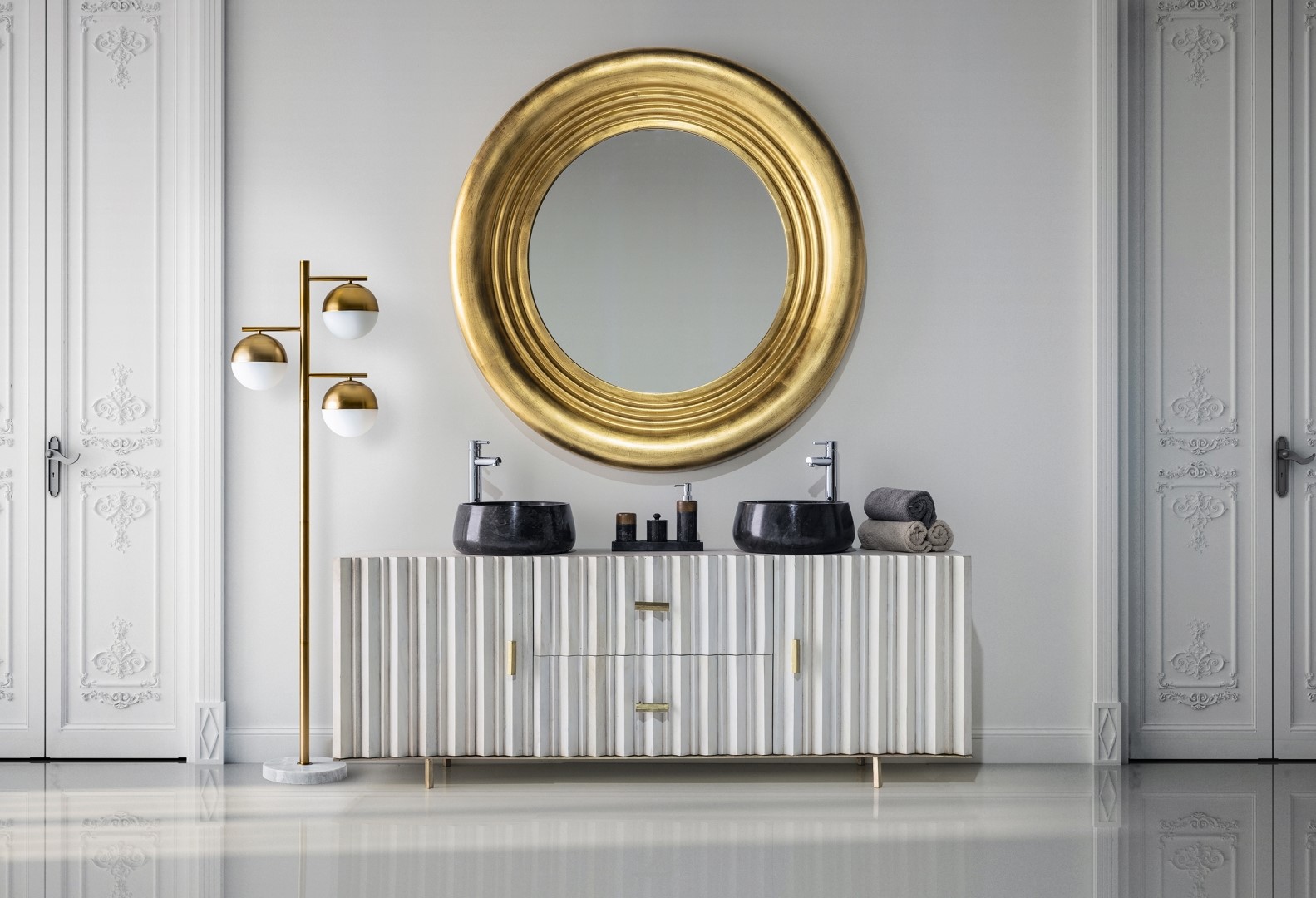 Art deco nábytok do kúpelne v krémovej bielej farbe so zlatým vzorom