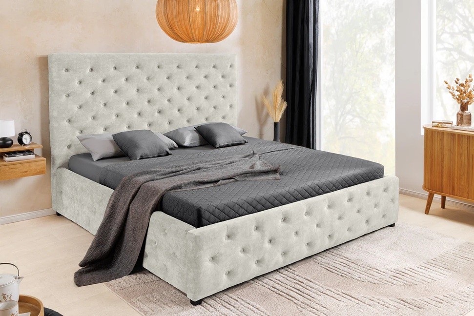 Estila Designová čalouněná manželská postel Kreon s béžovým sametovým potahem s chesterfield prošíváním a úložným prostorem 180 cm