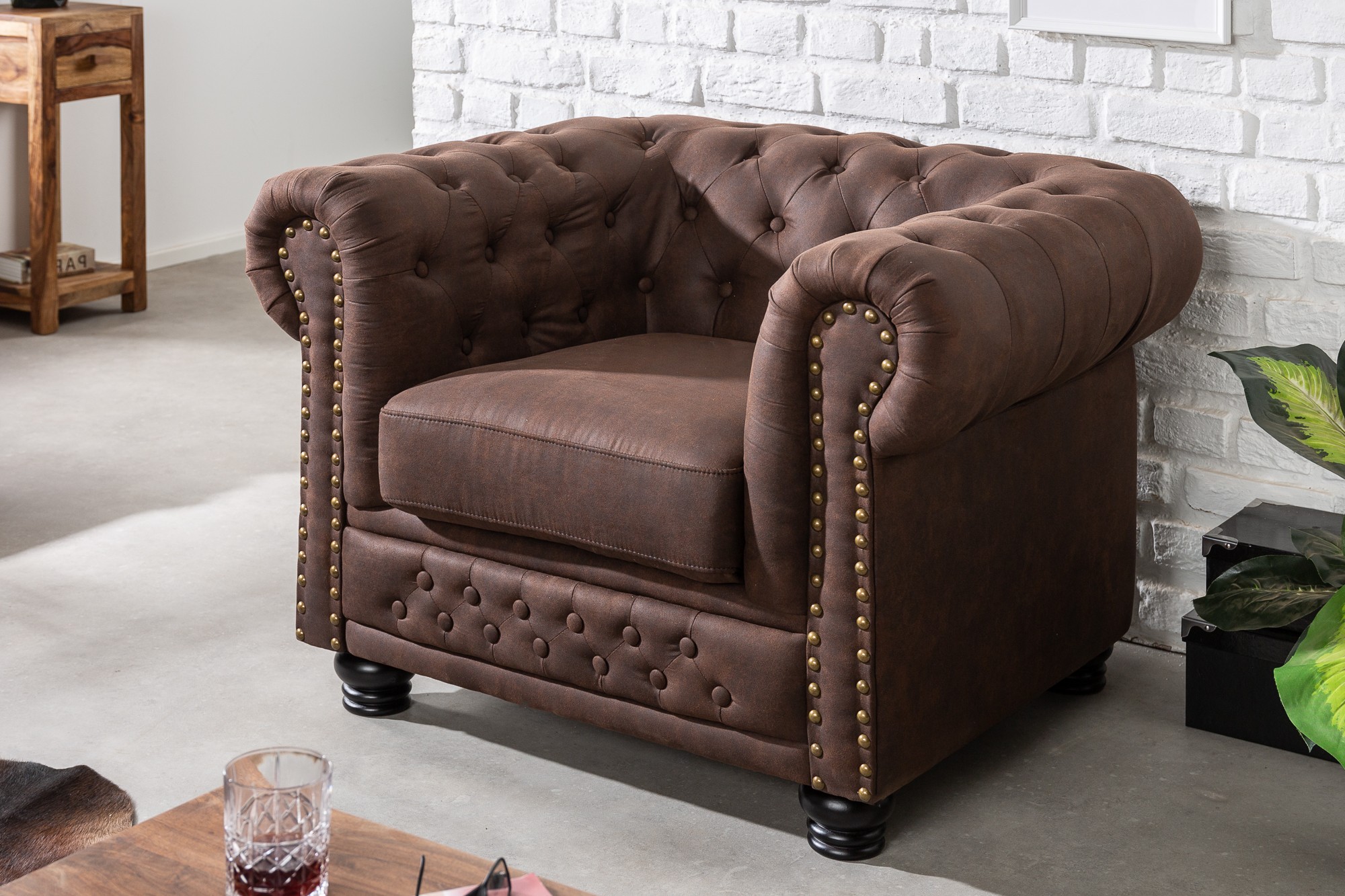 Estila Chesterfield stylové hnědé křeslo Loungrre s vkusným prošíváním z ekokůže 105cm