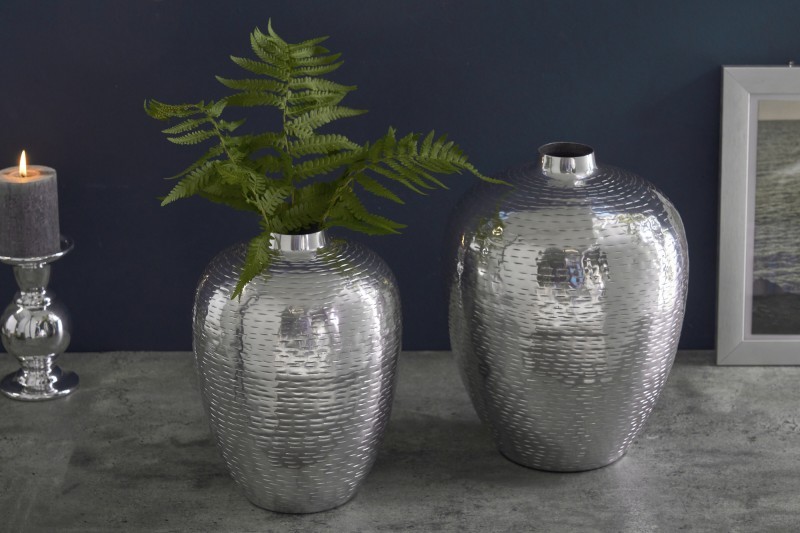 Estila Designový set dvou váz Mumbai v orientálním stylu z kovu stříbrné barvy s kladívkovým vzorem