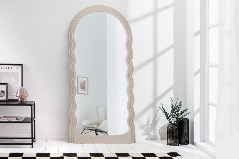 Estila Art deco moderní vysoké zrcadlo Swan s vlnitým rámem v pastelové béžové barvě 160cm