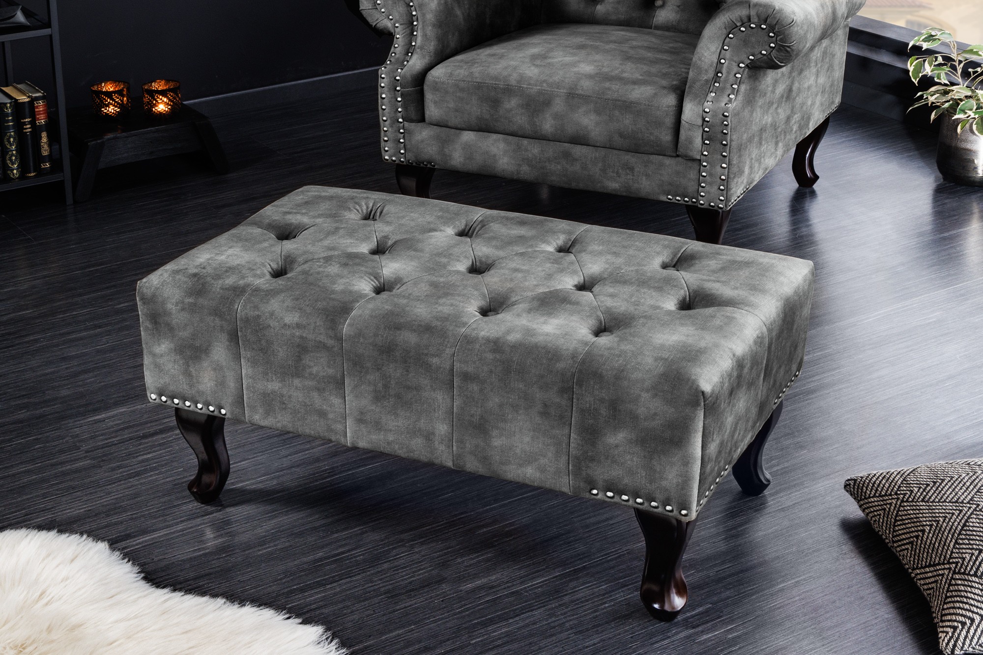 Estila Vintage taburetka Marlon s šedým sametovým čalouněním s chesterfield prošíváním a masivními vyřezávanými nožičkami 80cm