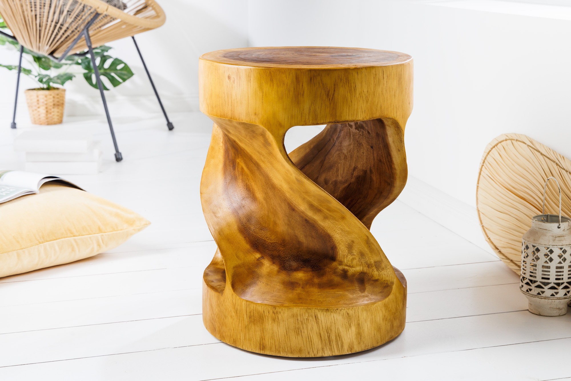 Estila Designový kulatý příruční stolek Salian z masivního dřeva ve světle hnědé lakované barvě v atypickém tvaru 45 cm