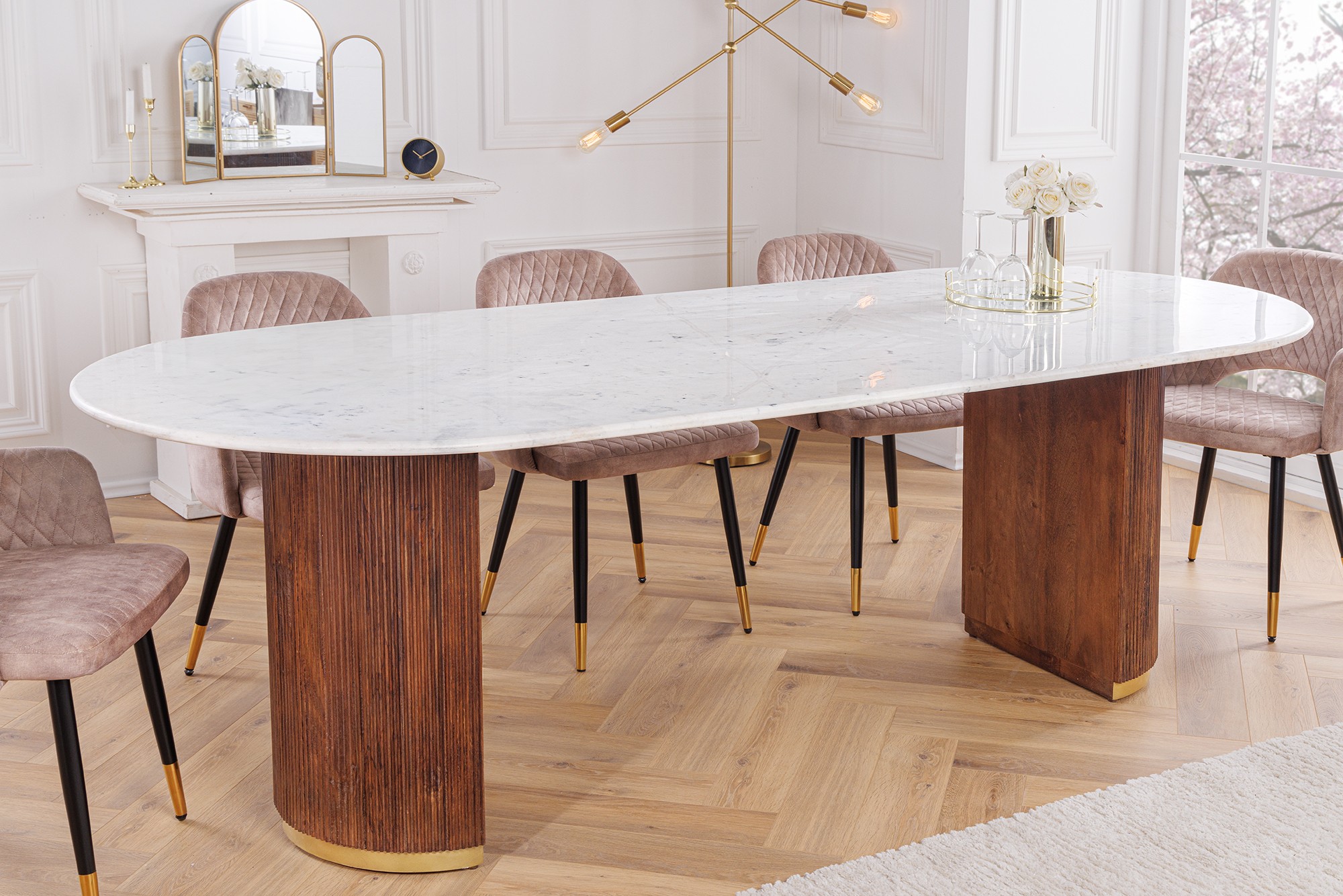 Estila Art deco oválný jídelní stůl Gatsby s bílou mramorovou vrchní deskou a drážkovanými dřevěnými nožičkami 240 cm