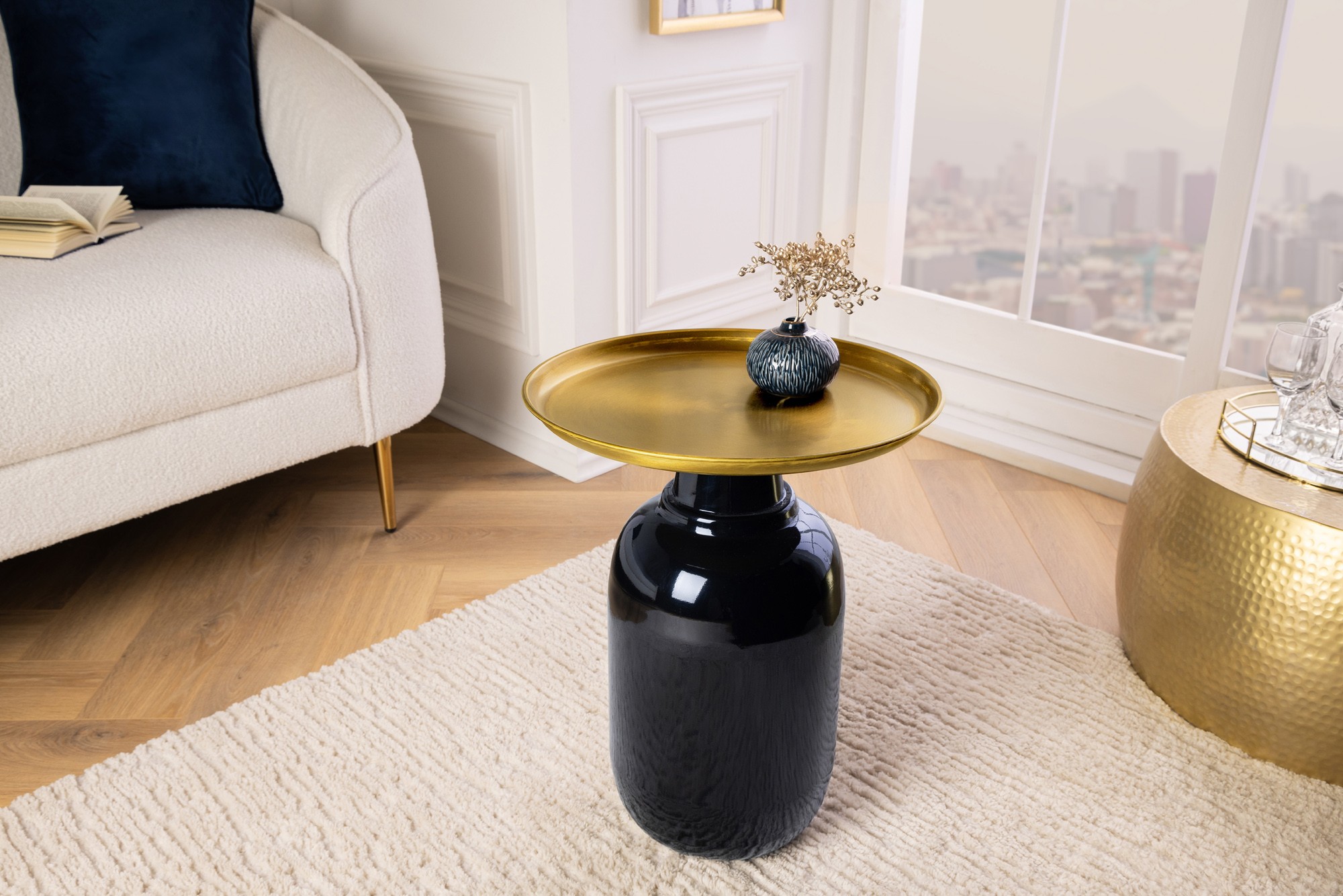 Estila Designový art deco kulatý příruční stolek Belletza s mohutnou lesklou černou nohou a zlatou vrchní deskou 50 cm